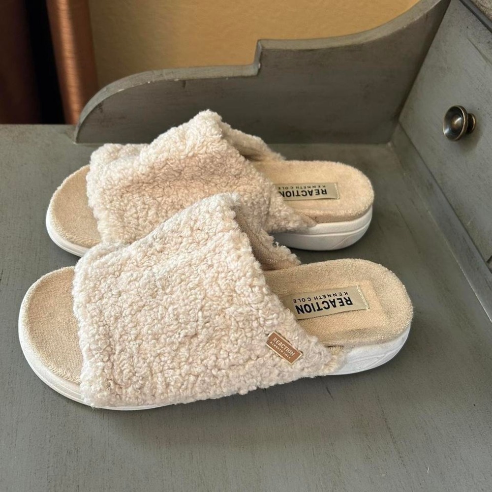 Kenneth Cole‎ Reaction faux fur slippers with open toe size 7 NWOT